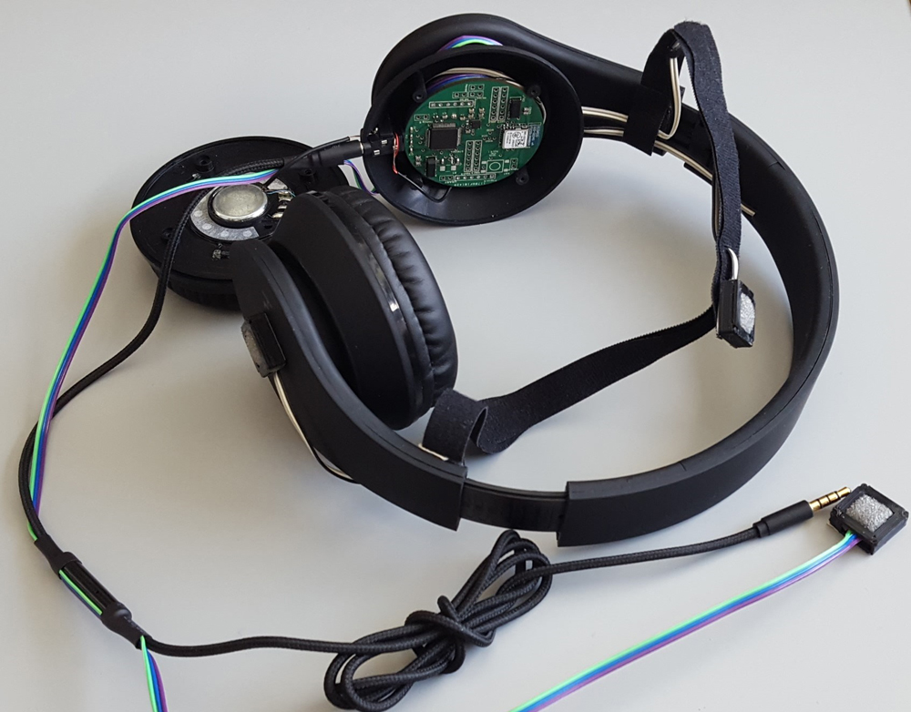 The headset uses an array of four microphones