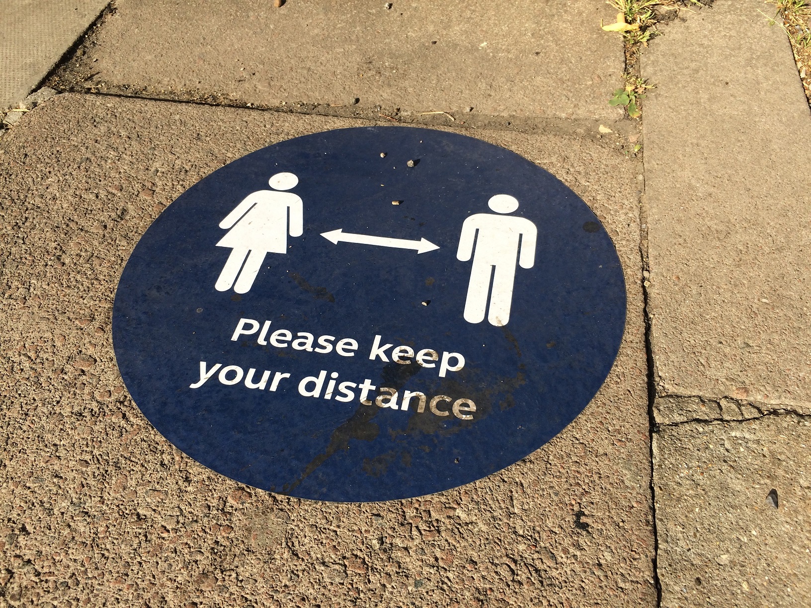 Social distance sign (© ITS International)