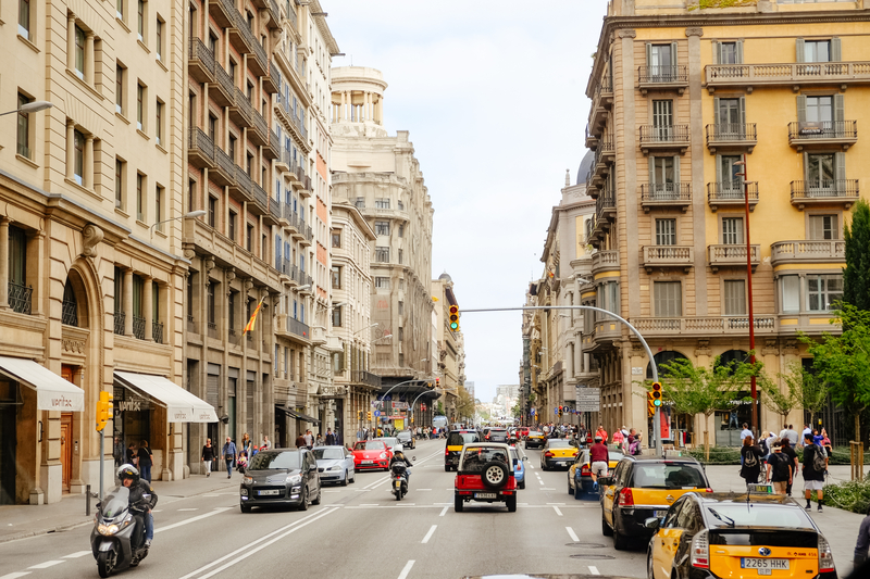 EIB helps Barcelona fight climate change with mobility projects (© Sulozone | Dreamstime.com)