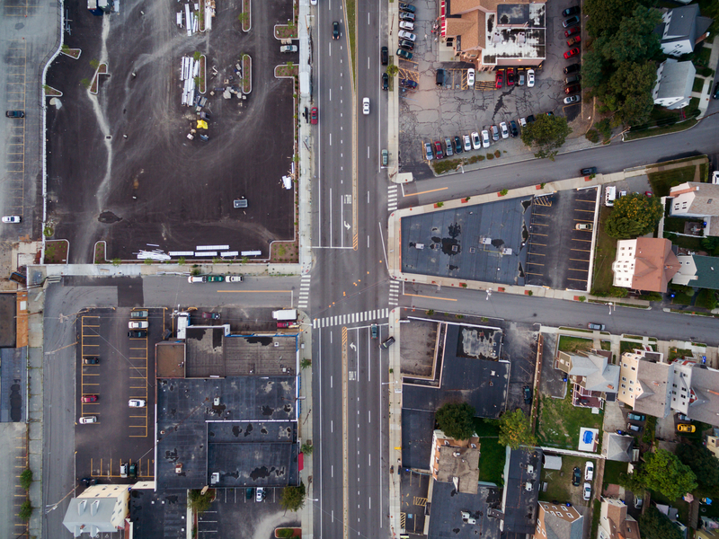 Intersection connectivity traffic signals © Kevin Sousa | Dreamstime.com