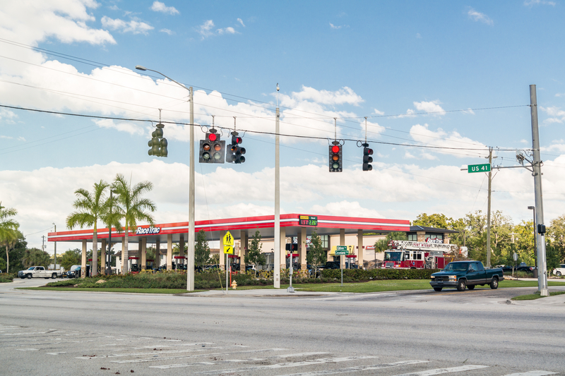 Intersection traffic signals emergency connect © TasFoto | Dreamstime.com