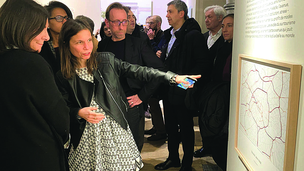 Aimsun’s regional director in France, Aurore Remy, explains the Champs-Élysées project to Paris mayor Anne Hidalgo