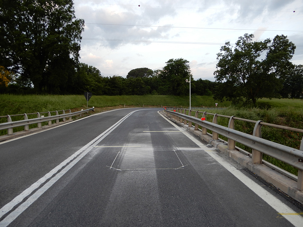 HS-WIM layout with two strain gauge strip sensors staggered, immediately after installation