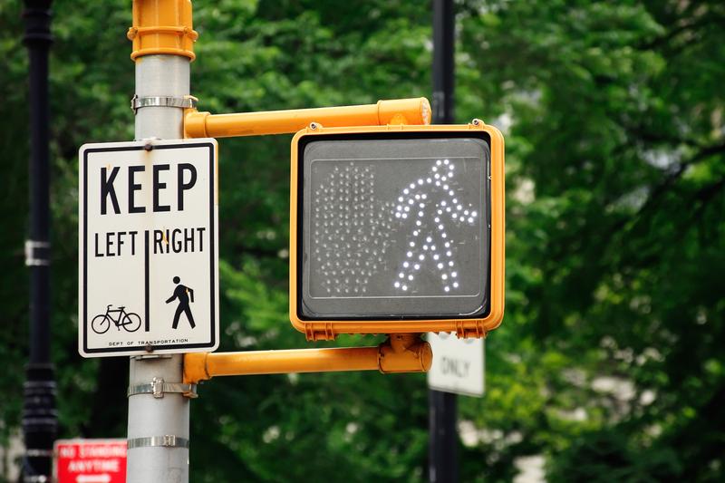 Connectivity V2X pedestrian safety © Erickn | Dreamstime.com